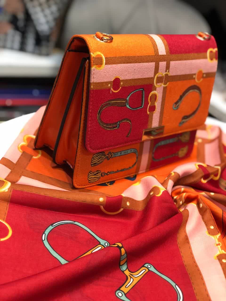 ست کیف و روسری و زنانه باکیفیت رنگ نارنجی طرح هرمس کمربندی با کیف پاسپورتی دسته زنجیری با ارسال رایگان کد mo297
