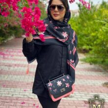 ست کیف و روسری زنانه طرح فلاور رنگ مشکی با گل های گلبهی با کیف دسته چرمی کیفیت عالی با ارسال رایگان کد mo413