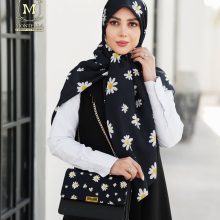 ست کیف و روسری و شال زنانه باکیفیت طرح گل بابونه رنگ مشکی با کیف پاسپورتی دسته زنجیری با ارسال رایگان کد mo485