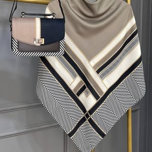 ست کیف و روسری زنانه طرح جدید ورساچه تیبا رنگ نسکافه ای کیفیت عالی کد mo834